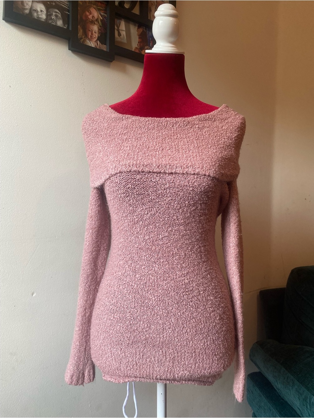 Y2K Derek Heart Off-Shoulder Bouclé Sweater in Blush Pink